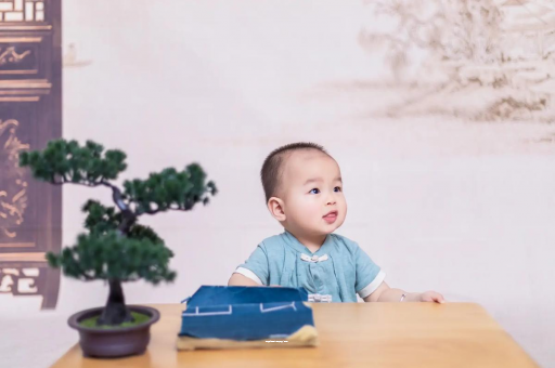 黔东怀孕肚子中间凹两边凸